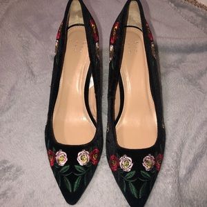Low heeled suede flower pumps
